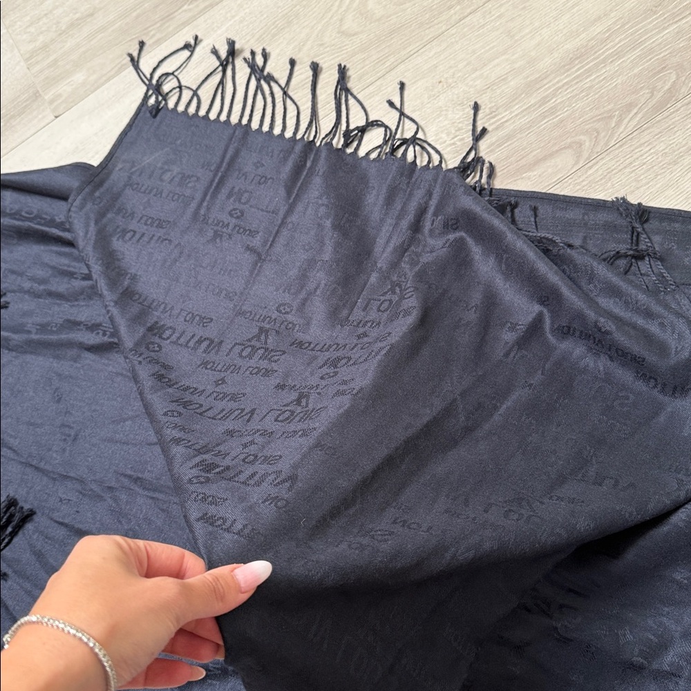 Designer Elegant Silk Black Fringe scarf - Picture 3 of 3